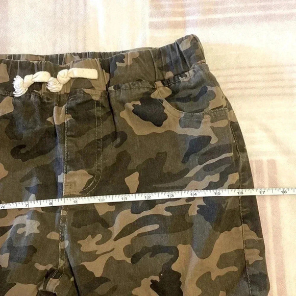 Military style  cargo shorts 🩳 with fancy ripped edges - Picture 3 of 10